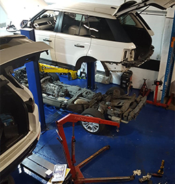 Range Rover body shell lift from the frame